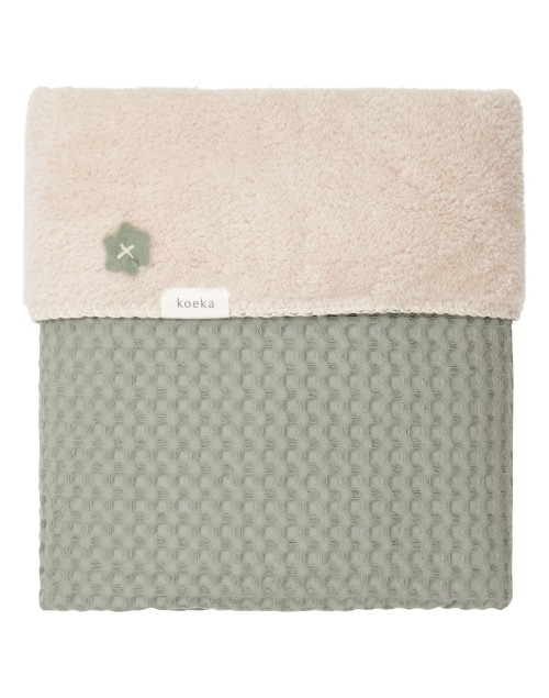 Couverture lit bébé waffle teddy Oslo shadow green/ soft sand Koeka